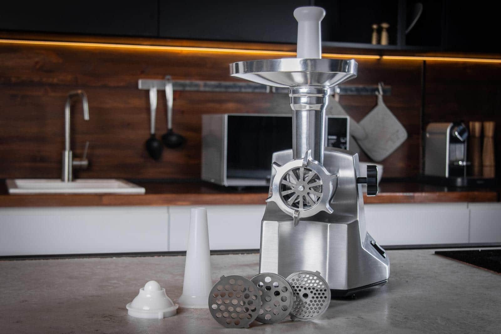  Электрическая мясорубка Wollmer M901 