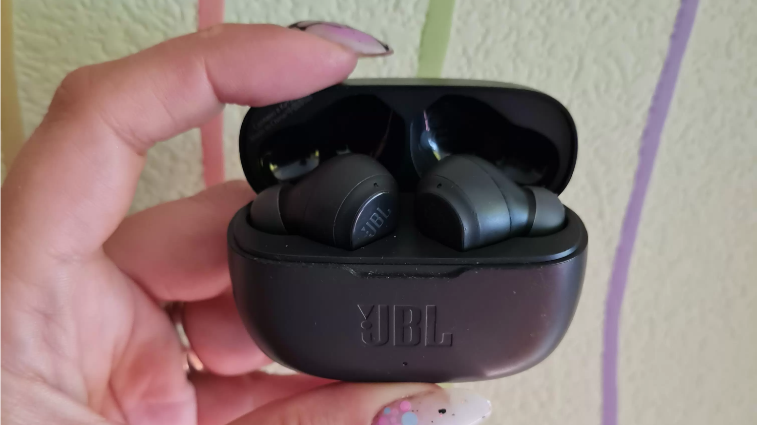 Фото подарка на 8 марта Беспроводные наушники JBL Wave 200 TWS