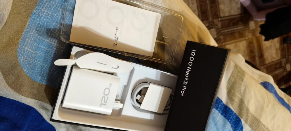 Фото комплектации китайского телефона Vivo iQOO Neo9S Pro+