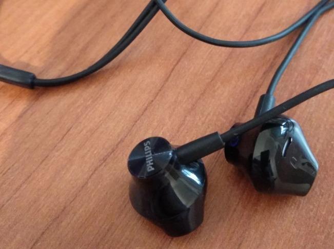 Фото проводных наушников Philips TAUE100