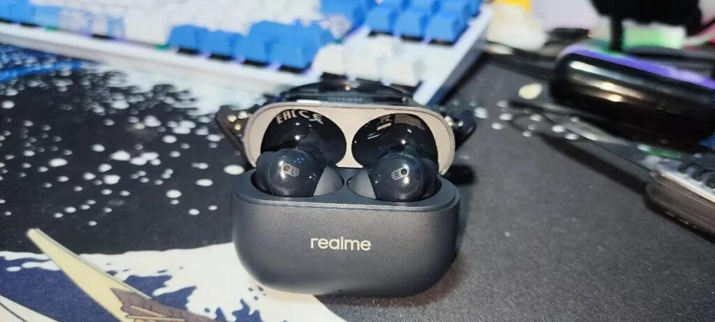 Фото беспроводных TWS-наушников  Realme Buds T310