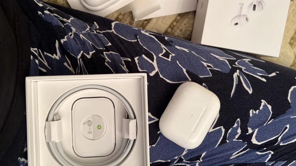 Фото беспроводных TWS-наушников  Apple AirPods Pro 2