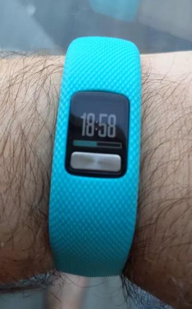 Фото фитнес-часов Garmin Vivofit 4