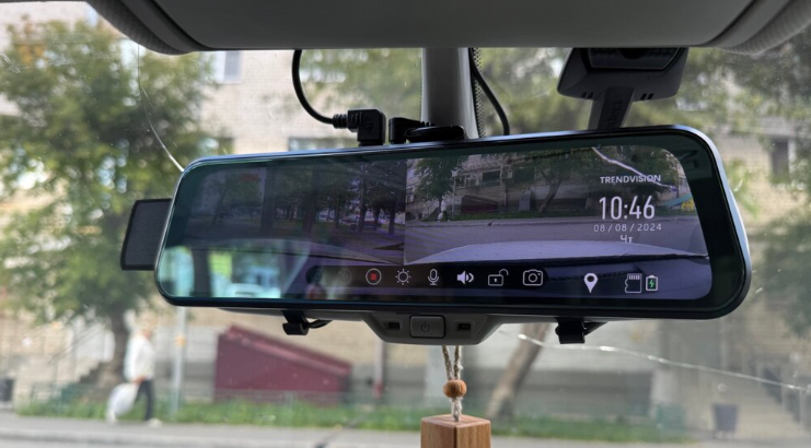 Фото видеорегистратора-зеркала TrendVision MR-810 GT
